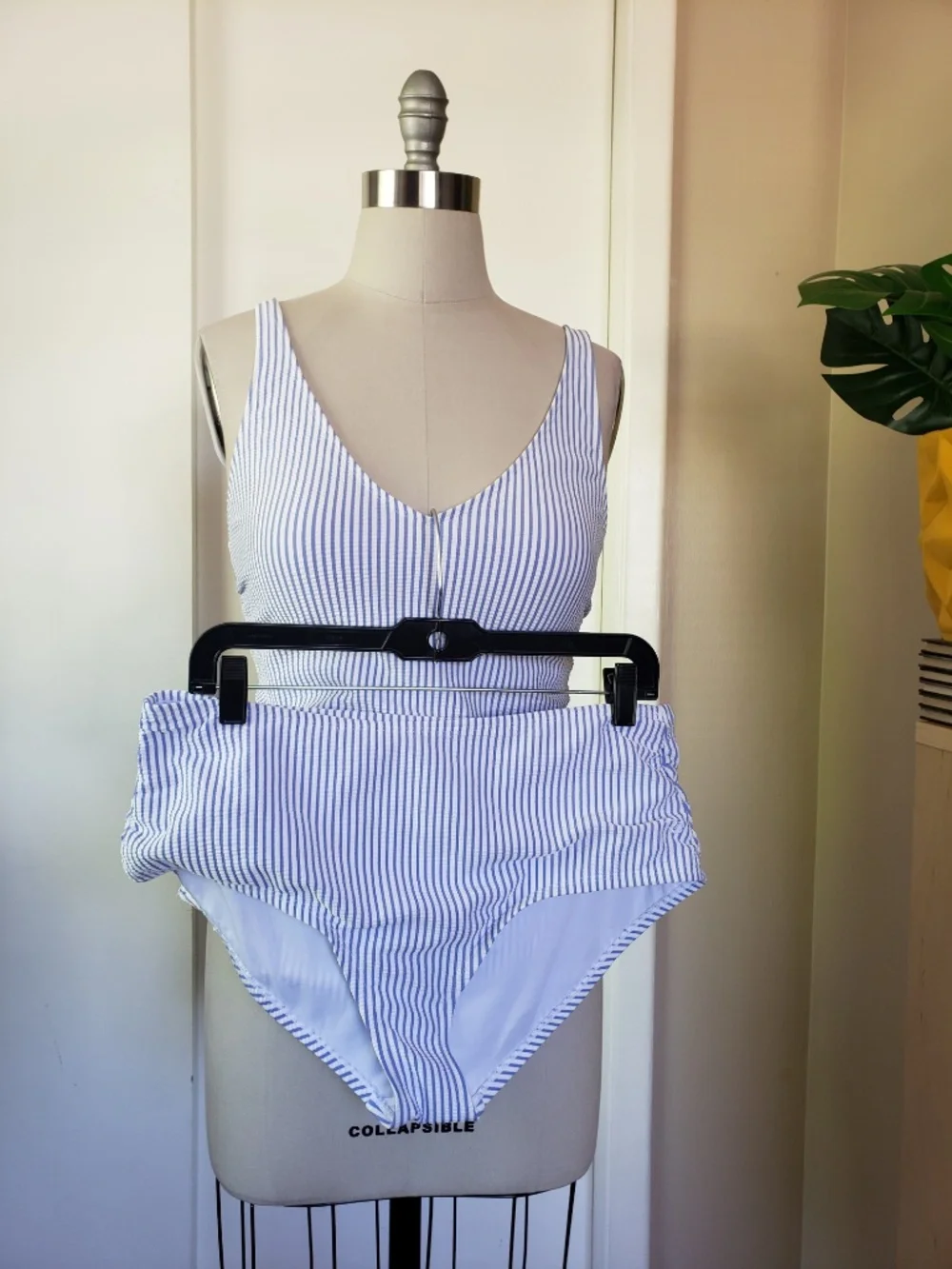 Ruffle Butts Seersucker Swimsuit Size Large NEW - Picture 2 of 13